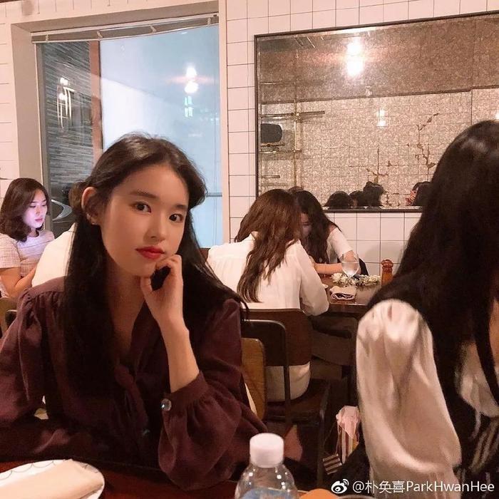 拥有这张18岁清纯女大学生脸的本尊,居然是8岁孩子的妈!