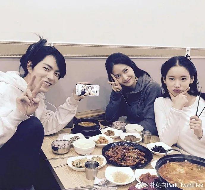 拥有这张18岁清纯女大学生脸的本尊,居然是8岁孩子的妈!