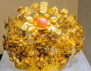 一农妇参加鉴宝节目,头戴凤冠入场,专家:你赶紧摘下来