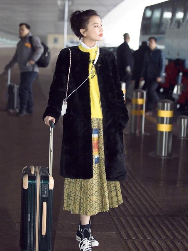 24套黑色大衣搭配指南,适合18岁-35岁女生,时髦高级有气场