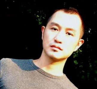 ​他是章子怡的初恋男友，分手后再没谈过恋爱，却在34岁英年早逝