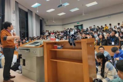 ​武汉大学“恋爱课”走红，教室内人满为患，学生不惜爬窗蹭课