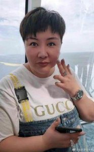 ​郭德纲一家四口温馨亮相，8岁小儿坐C位引人关注，妻子手戴15万元金手镯吸睛