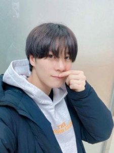 ​25岁韩国明星文彬离世，生前疑似遭受经纪公司剥削，他曾表示生活无比艰辛