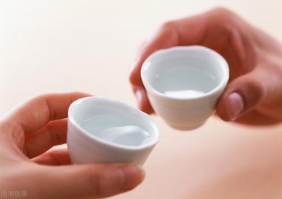 ​美女替父卖酒，于震带酒遇尴尬；你的酒杯远比你想象的“深”