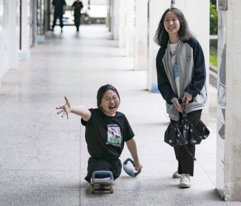​六岁时车祸失去双腿，追梦学习舞蹈，滑板女孩蒋张子怡的逆行之路