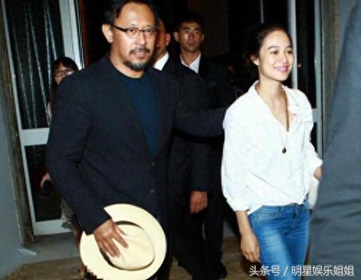 47岁姜武一家近照,与妻子16岁恋爱,结婚31年恩爱无比