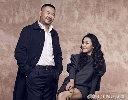 47岁姜武一家近照,与妻子16岁恋爱,结婚31年恩爱无比