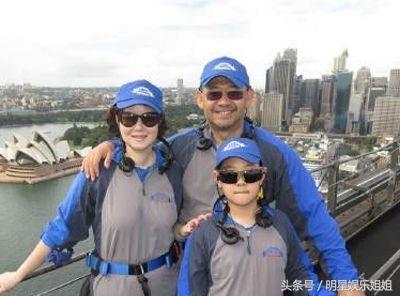 47岁姜武一家近照,与妻子16岁恋爱,结婚31年恩爱无比