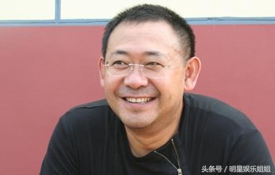 47岁姜武一家近照,与妻子16岁恋爱,结婚31年恩爱无比