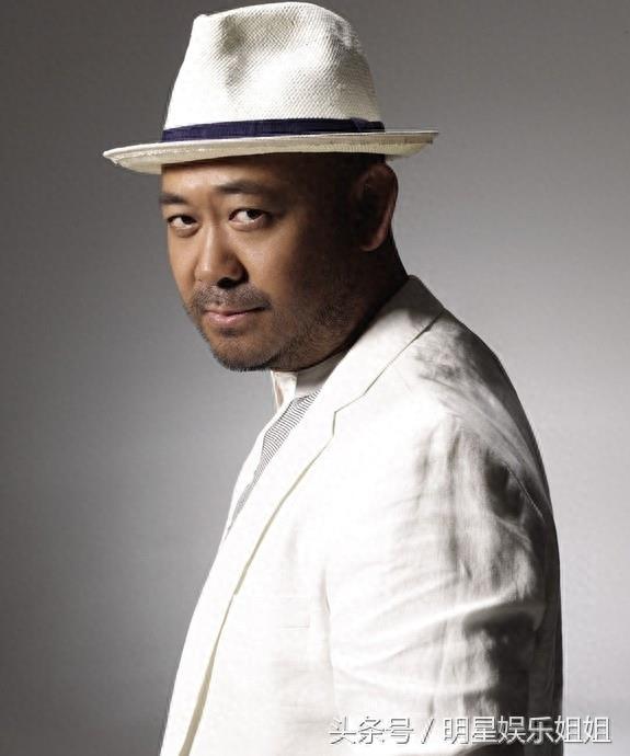 47岁姜武一家近照,与妻子16岁恋爱,结婚31年恩爱无比