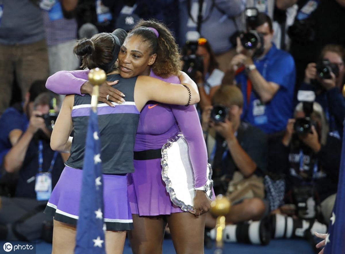 00后首夺网球大满贯冠军！19岁小妞力克小威高举奖杯