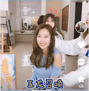 ​她是疯癫办公室可爱小公举，像是从动画片走出来的人物