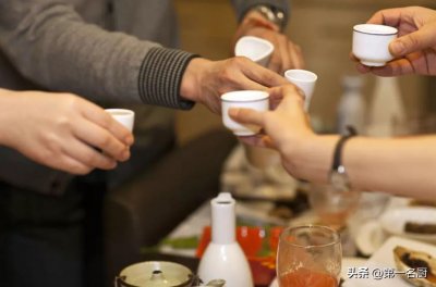 ​不管参加什么宴席，都要牢记“4个”倒酒规矩，松弛有度不吃亏