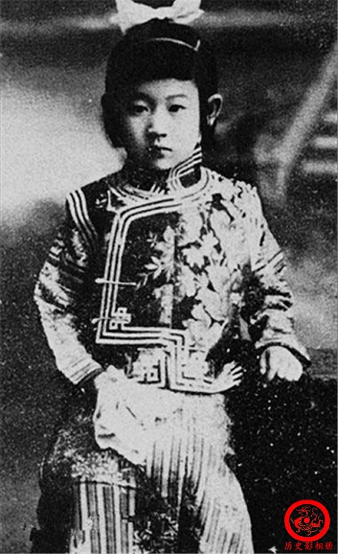一组川岛芳子罕见老照片：图四养父把她玷污，图八是其枪决现场