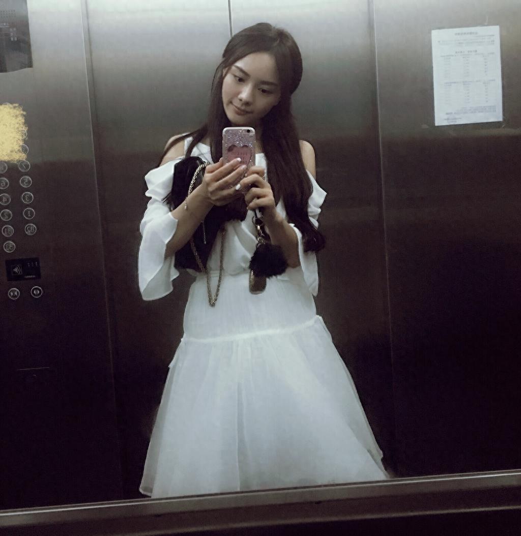 赵艺涵清纯大气,性格开朗阳光,多才多艺的她掌握多种民族乐器