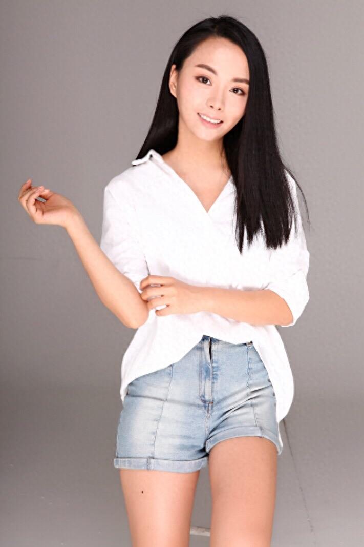 赵艺涵清纯大气,性格开朗阳光,多才多艺的她掌握多种民族乐器