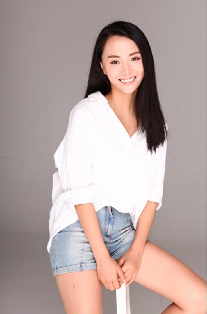 赵艺涵清纯大气,性格开朗阳光,多才多艺的她掌握多种民族乐器