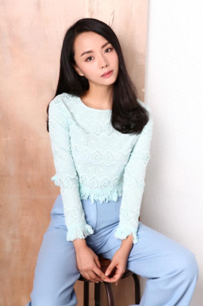 赵艺涵清纯大气,性格开朗阳光,多才多艺的她掌握多种民族乐器