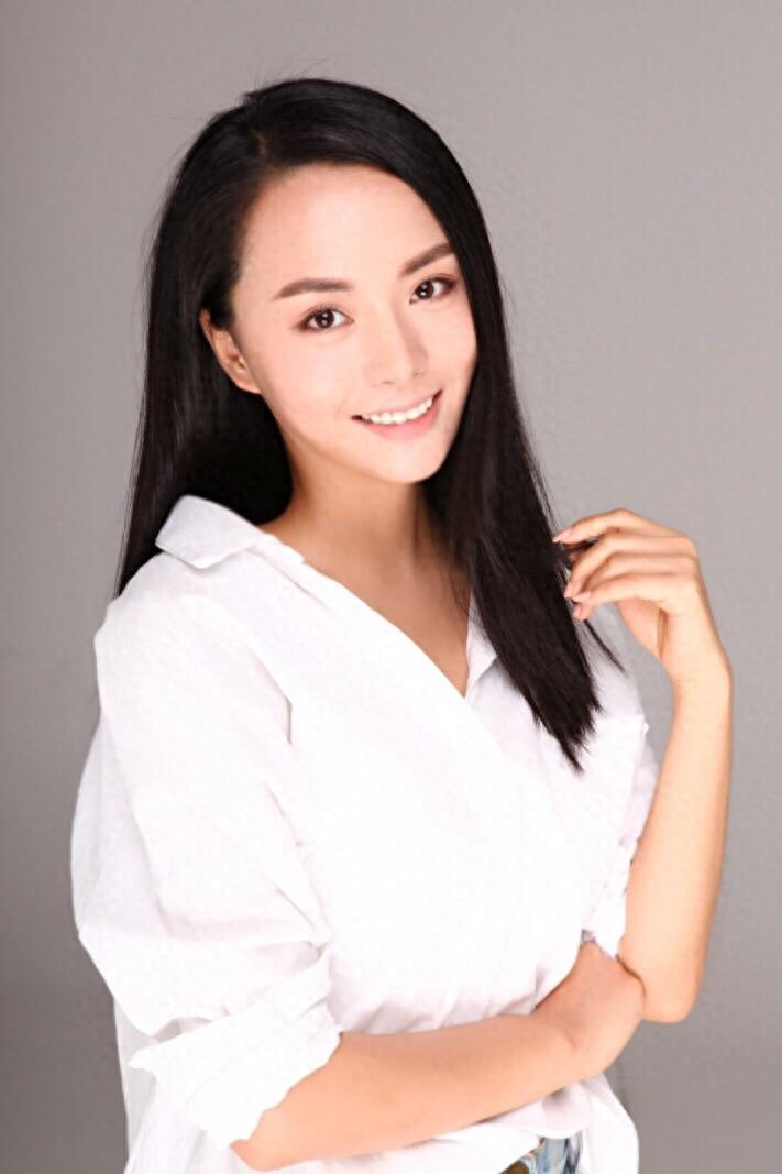 赵艺涵清纯大气,性格开朗阳光,多才多艺的她掌握多种民族乐器