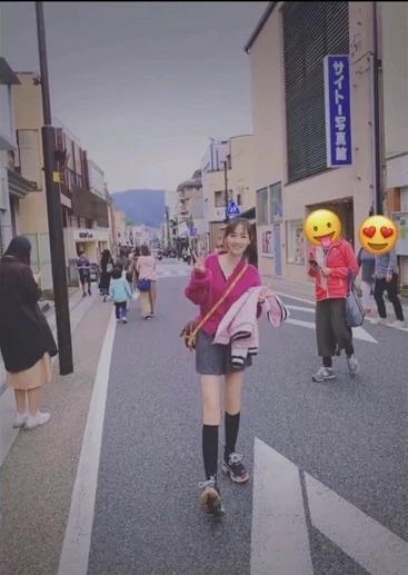 组图:马蓉日本街头穿短裙长筒袜拍照 瘦出新高度路人纷纷围观