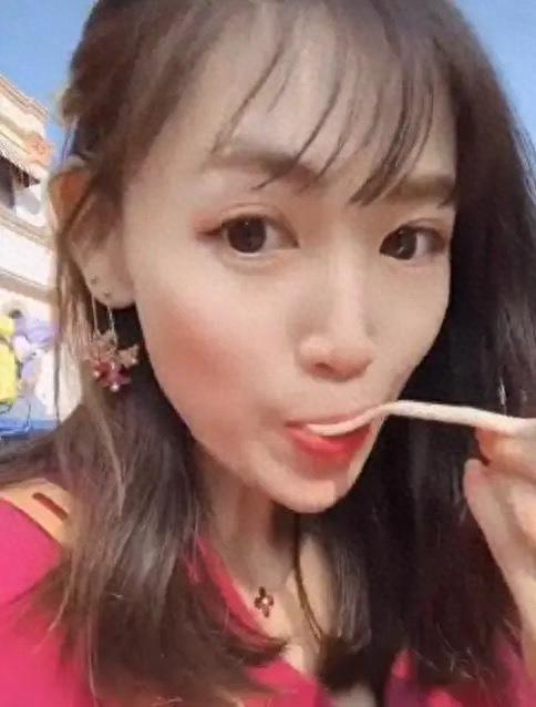 组图:马蓉日本街头穿短裙长筒袜拍照 瘦出新高度路人纷纷围观