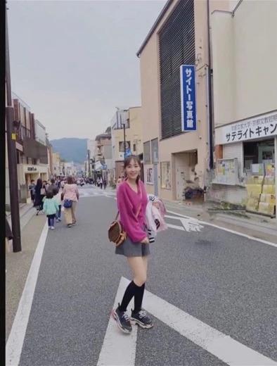 组图:马蓉日本街头穿短裙长筒袜拍照 瘦出新高度路人纷纷围观