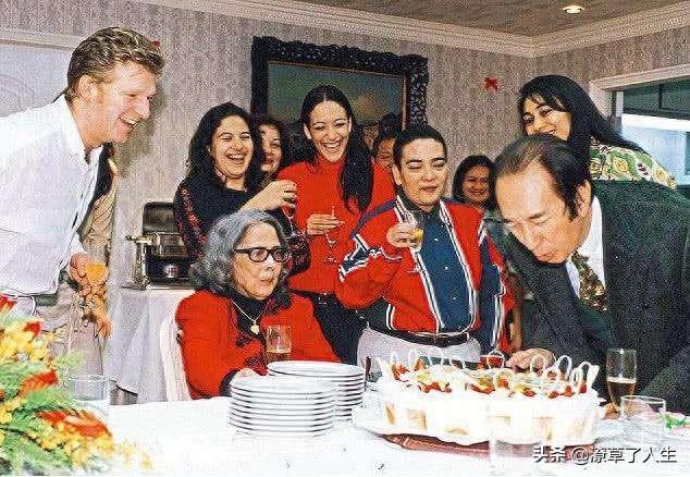 赌王原配夫人黎婉华,身份地位是最高贵的,也是结局最“惨”的