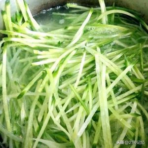 ​很多人都说自己做的炸萝卜丸子中间发黏不好吃其实你是放错了食材