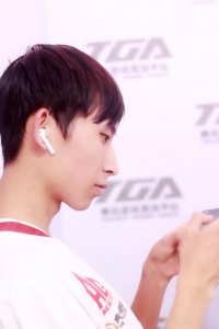 ​王者荣耀：梦泪韩跑跑耀神获封“企鹅三傻” 跑跑为救梦泪拼过命
