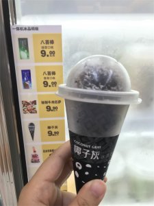 ​网红冰激凌椰子灰风靡网络 “用烧焦的椰子壳灰制成”能吃吗？