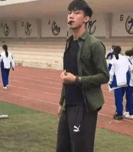 ​90后体育老师长得帅而爆红网络，无奈只能教中学
