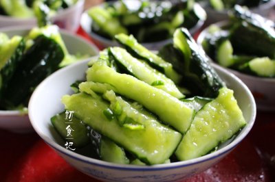 ​谁说手拍黄瓜一定要放酱油、陈醋的？看看农村是如何秘制醋黄瓜的