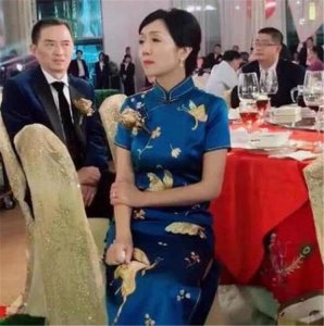 ​“最美丈母娘”走红，婚礼上忍不住落泪，网友：连哭都令人心醉