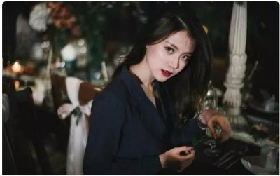 ​人气泰国女星平采娜，童颜面孔，魔鬼身材，修身旗袍曲线惊人