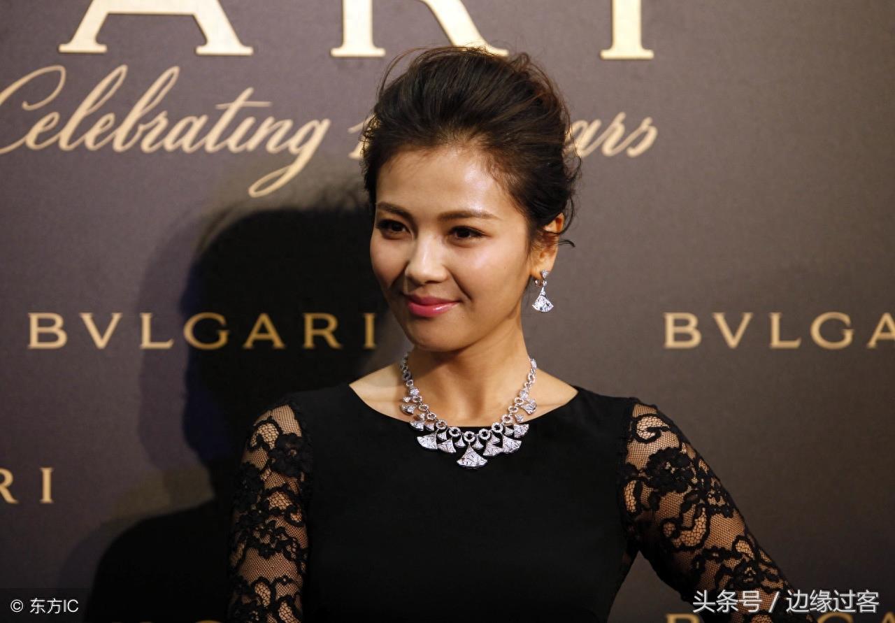 刘涛微博晒时尚大片 背头红唇尽显霸道女总裁风范