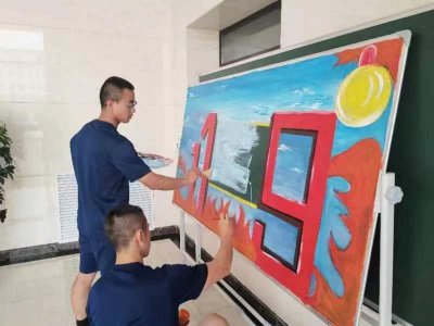 ​庆阳承训点精心制作“安全防事故”主题板报