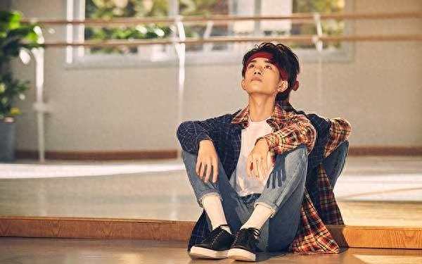 易烊千玺最新单曲《精彩才刚刚开始》