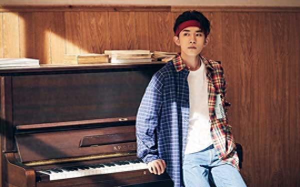 易烊千玺最新单曲《精彩才刚刚开始》