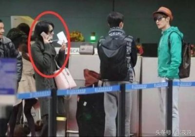 ​郑爽张翰机场偶遇尴尬，两人都装作没看见打起电话