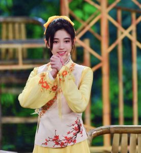 ​鞠婧祎刚下春晚又遭整容质疑？鼻梁山根被指两指宽，与精修差别大