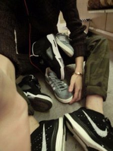 ​小哥教你如何正确的挽裤腿，很多人都没注意这一点