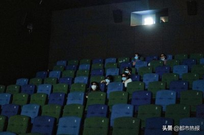 ​电影院重启后首个周末 重庆各大电影院迎来观影小高峰