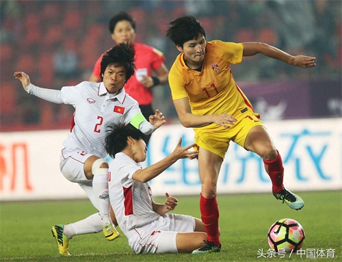 佛山国际女足锦标赛 中国队4比0大胜越南队 门将赵丽娜大长腿抢眼