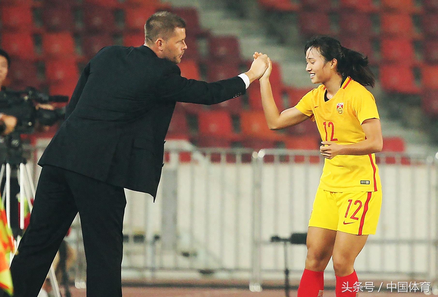 佛山国际女足锦标赛 中国队4比0大胜越南队 门将赵丽娜大长腿抢眼