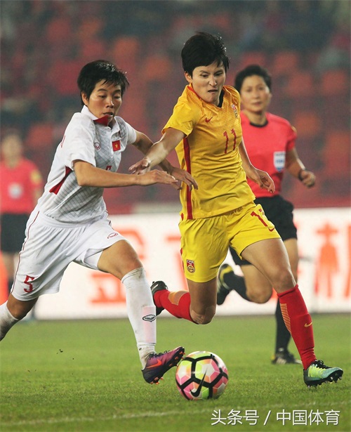 佛山国际女足锦标赛 中国队4比0大胜越南队 门将赵丽娜大长腿抢眼