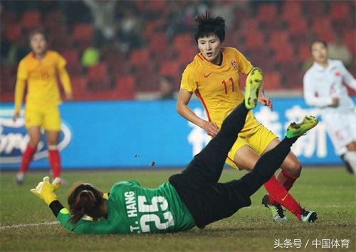 佛山国际女足锦标赛 中国队4比0大胜越南队 门将赵丽娜大长腿抢眼