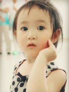​奥莉长大啦！李小鹏晒女儿照片变化大，可爱依旧脸型却越来越像妈