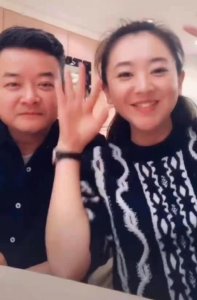 ​央视主持人李佳明，事业当红时出国深造，归来后低调无人识？