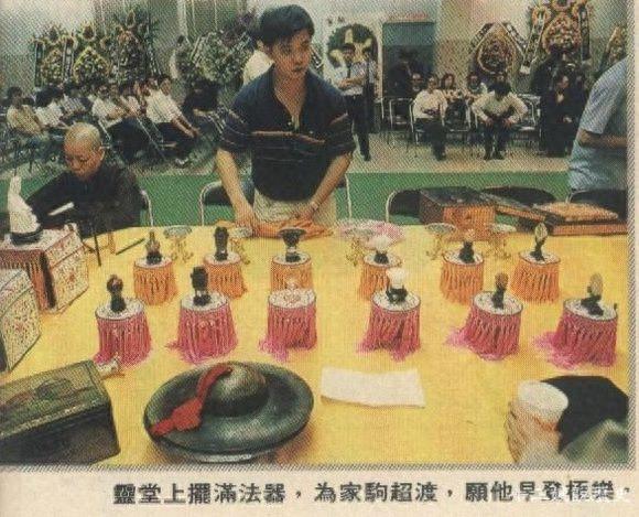 实拍黄家驹的葬礼：日本人扶灵，香港万人送行，黑色吉他伴随下葬